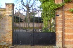 Solid bottom pannel with finial top gates